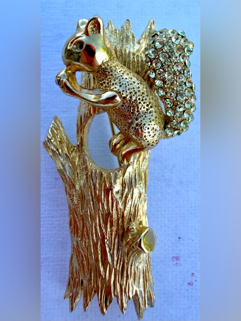 HATTIE CARNEGIE TREMBLER Gold Tone PIN SQUIRREL ON A BRANCH TREMBLANT